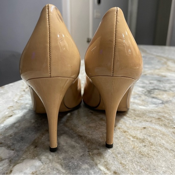 Stuart Weitzman Beige Nude Patent Leather Peep Toe Pump Women’s Size 8.5 - Picture 9 of 13